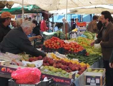 Τα παράβολα για τις άδειες παραγωγών και επαγγελματιών πωλητών υπαιθρίου εμπορίου